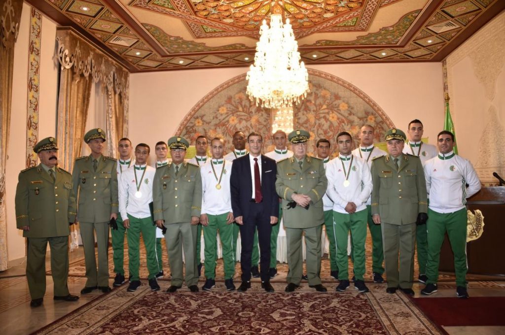 Le général de corps d’armée Gaïd Salah honore la sélection nationale militaire de boxe