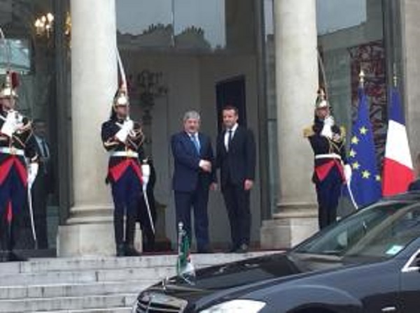 Ahmed Ouyahia reçu au palais de l’Elysée