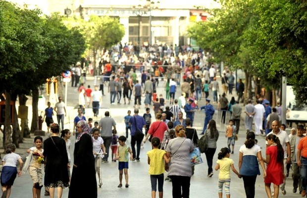 La politique de population: Une législation en avance sur la société