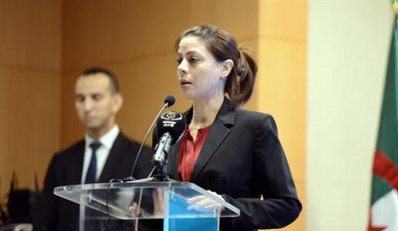 Houda Imane Feraoun : Algérie Poste fabriquera elle-même ses cartes magnétiques en 2019