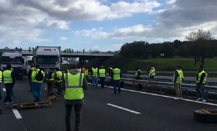 Gilets jaunes: nombreux blocages sur les routes et autoroutes