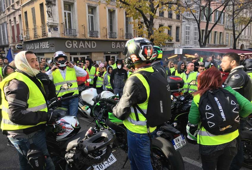 Gilets Jaunes: le premier ministre Français annonce une suspension de la hausse de la taxe sur les carburants