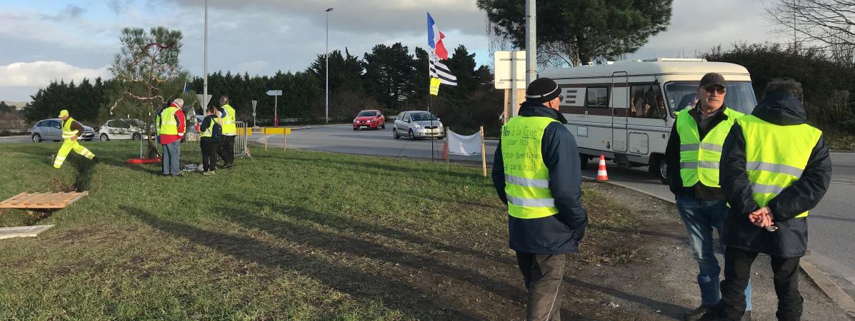 Entre médias « collabos » et « merde » de Facebook, comment les « gilets jaunes » s’informent sur les ronds-points