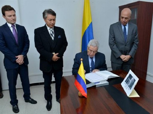 Décès de l’ancien président colombien: M. Bensalah signe le registre de condoléances