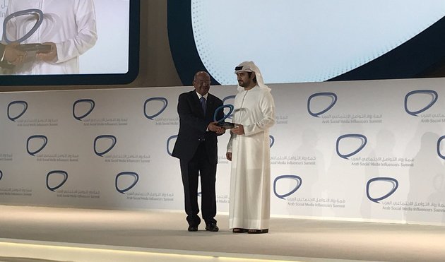 Consacré pionnier des hommes politiques arabes des réseaux sociaux: Messahel reçoit le Prix d’excellence à Dubaï