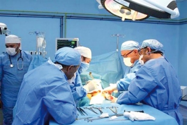 Oran : intervention chirurgicale de pose totale de la hanche par voie antérieure, une première sur le territoire national