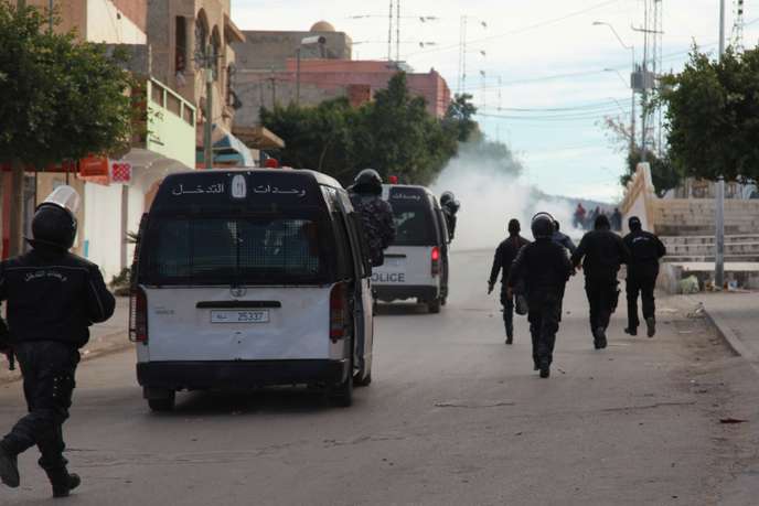 Tunisie : heurts entre policiers et manifestants après l’immolation par le feu d’un journaliste
