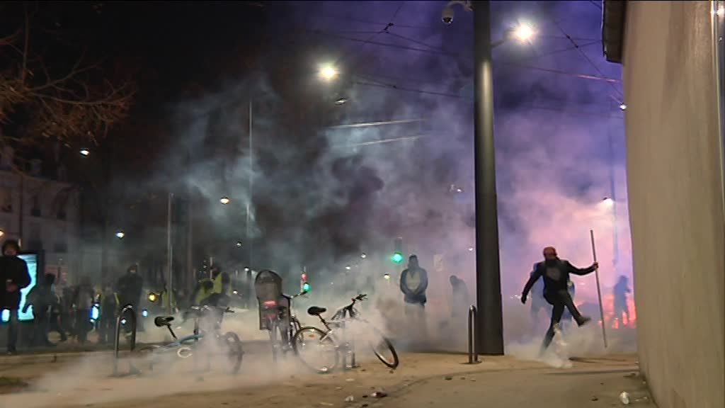 Graves débordements dans la manifestation des gilets jaunes: Paris au bord du chaos