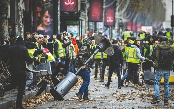 «Gilets jaunes» en France: Le gouvernement tente d’éteindre l’incendie
