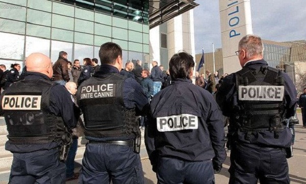 Les policiers français en colère : commissariats bloqués, longues files à la PAF