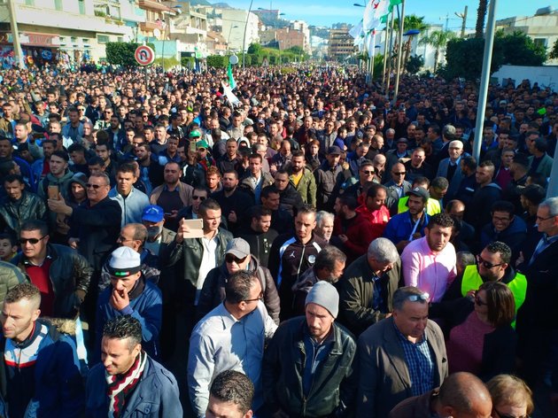 [Vidéo] début de la marche de soutien au groupe Cevital à Béjaïa: Une foule nombreuse se dirige vers le siège de la wilaya