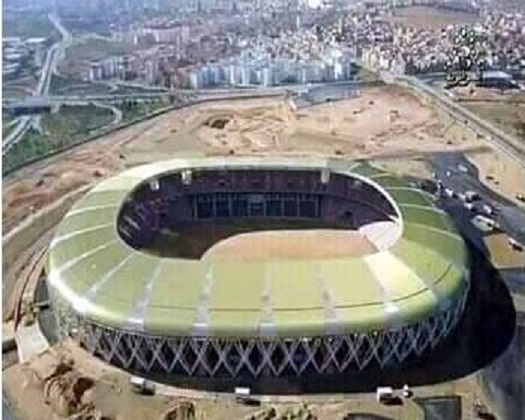 La cadence des travaux s’accélère : pose de la pelouse du nouveau stade d’oran