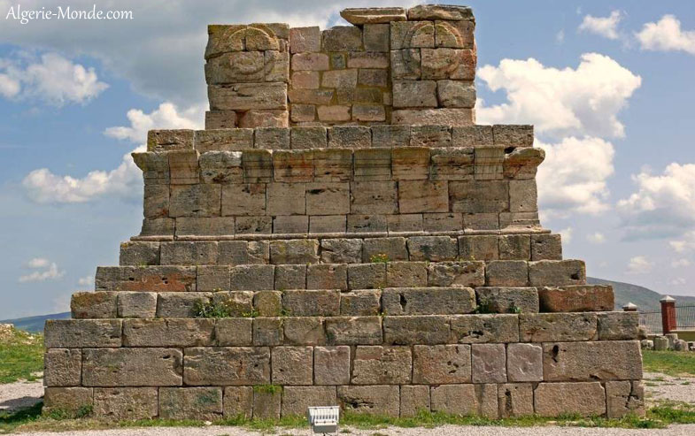 Polémique à Bouira sur un vestige archéologique: Tombeau berbère ou guérite romaine?