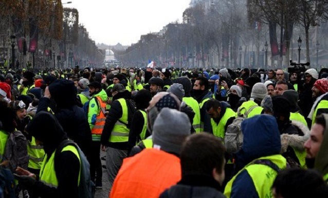 Gilets jaunes: plus de 30.000 manifestants en France, les interpellations battent le record