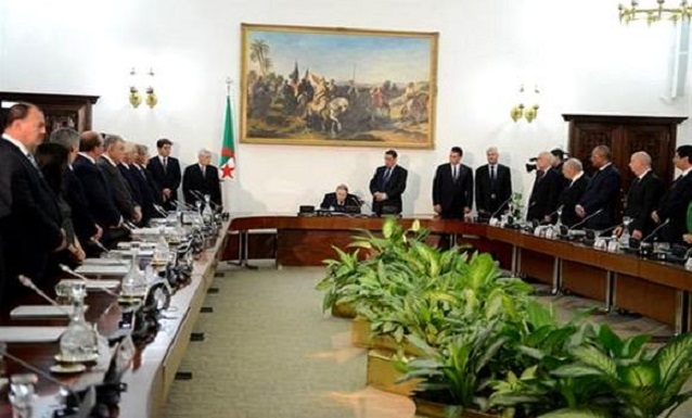 Le président Bouteflika signe la loi de finances 2019 et préside une réunion du Conseil des ministres