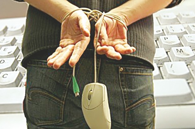 Un individu sous les verrous: Chantage sur le Net