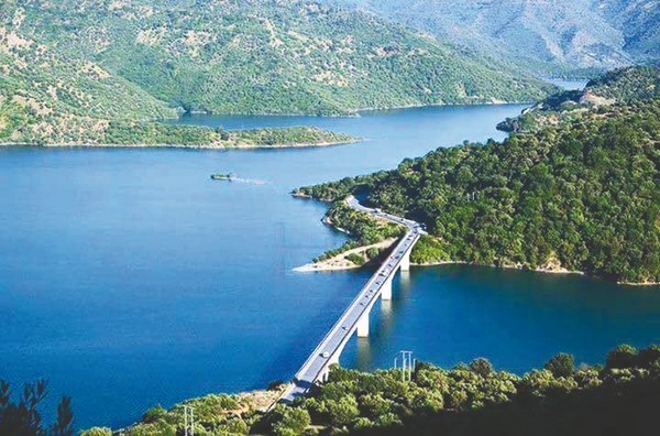 Il plonge dans le barrage de Taksebt et évite un suicide