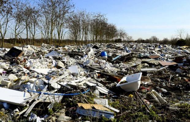 Des tonnes de déblais et de détritus rejetés sur le bas côté: La route de la Corniche supérieure transformée en décharge à ciel ouvert