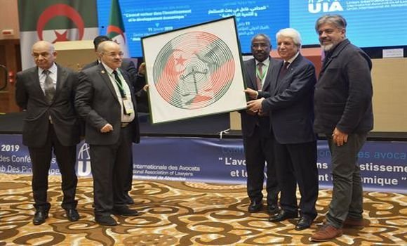 L&rsquo;Union internationale des avocats remet une distinction au Président Bouteflika