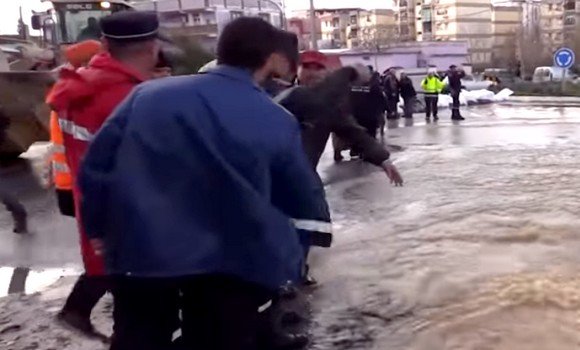 Bouira: élan de solidarité pour retrouver le corps du pompier emporté par les eaux
