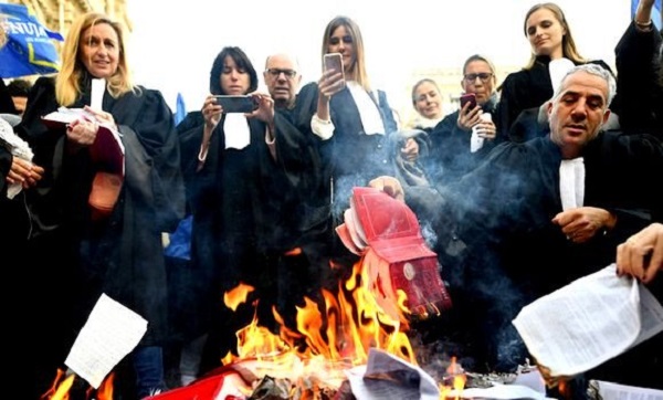 Des milliers de magistrats et d’avocats dans les rues de Paris