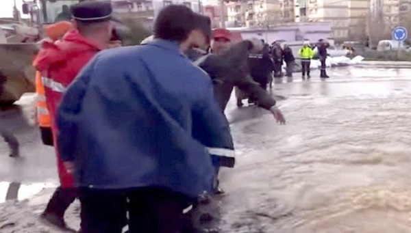 Emporté par les eaux : Élan de solidarité pour retrouver le corps du pompier à Bouira