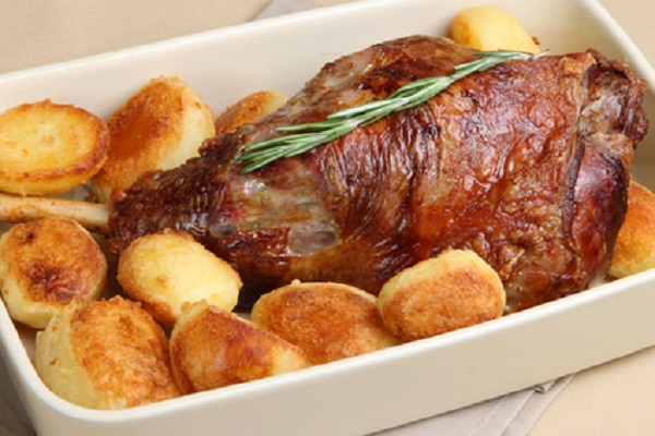 Recette: Gigot d’agneau aux pommes boulangères