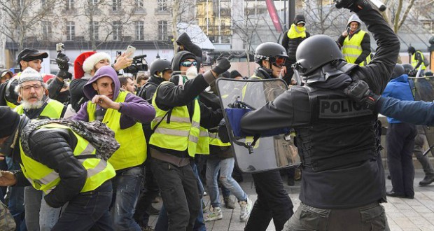 Alors que des responsables de la police de paris sont sanctionnés: Les “gilets jaunes” dénoncent la réponse du gouvernement