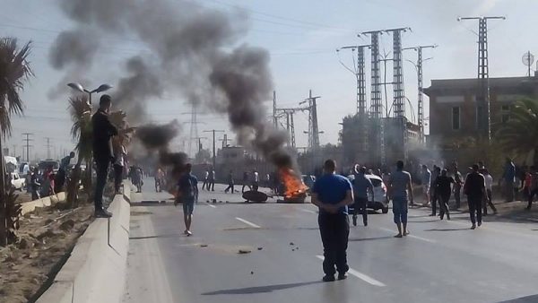 Alimentation en eau, réseau d’assainissement… Les habitants de la cité Benabdelmalek Ramdane bloquent l’autoroute Est-Ouest
