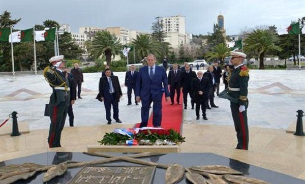 Serguei Lavrov se recueille à la mémoire des martyrs de la Guerre de libération