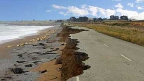 Béjaïa: La mer avance dangereusement sur la RN 9
