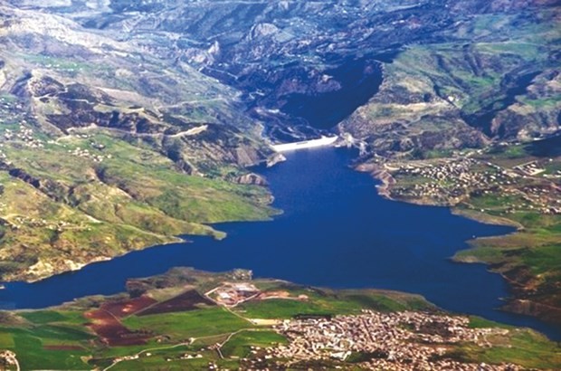 Les tas de déchets plastiques sur la rive du barrage de Béni Haroun affectent les oiseaux migrateurs