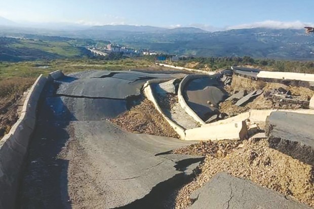 Causé par un déboîtement d’un réseau d’assainissement: Un glissement de terrain endommage la route à Azazga