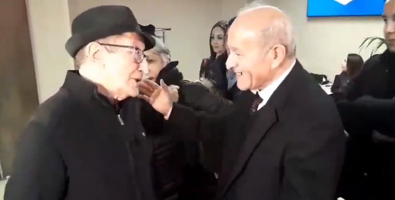 Vidéo: Idir félicité par Issad Rebrab lors de son concert parisien