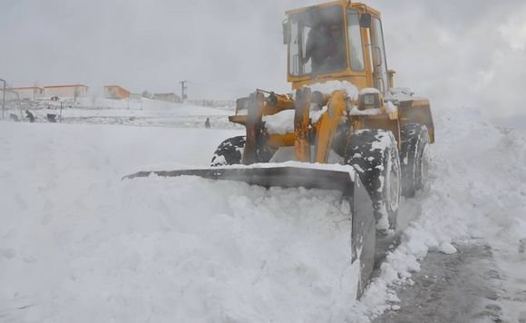 Tébessa: réouverture des axes routiers et secours des véhicules bloqués par la neige