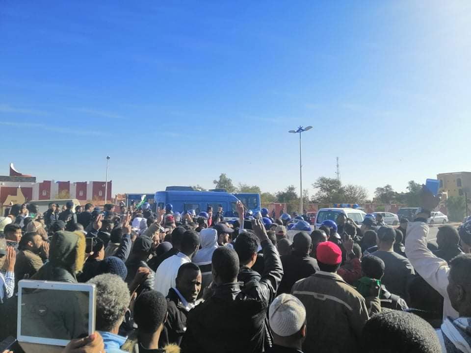 La direction de campagne de Bouteflika prise de cours par des manifestants à Adrar