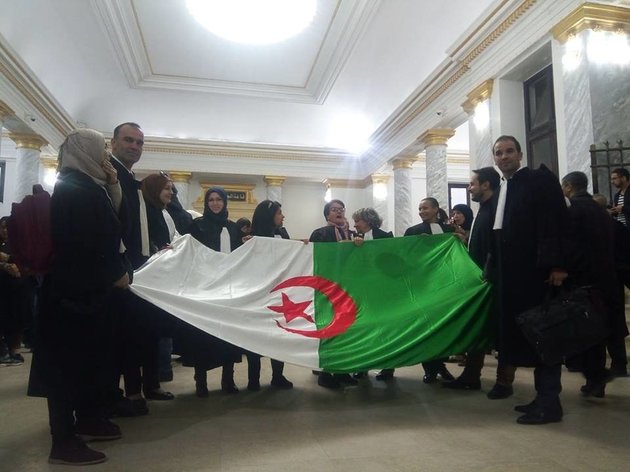 Sit-in des avocats au tribunal de Sidi M’hamed contre le 5éme mandat