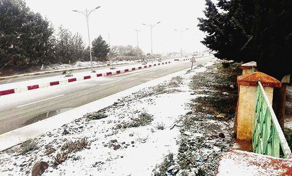 Chutes de neige à Khenchela: réouverture de 3 routes nationales et 5 chemins de wilaya