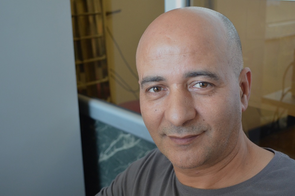 Le plasticien et photographe publie un livre photos  sur les années 1990-1995  : Ammar Bouras,  chronique photographique d’un présent si… lointain