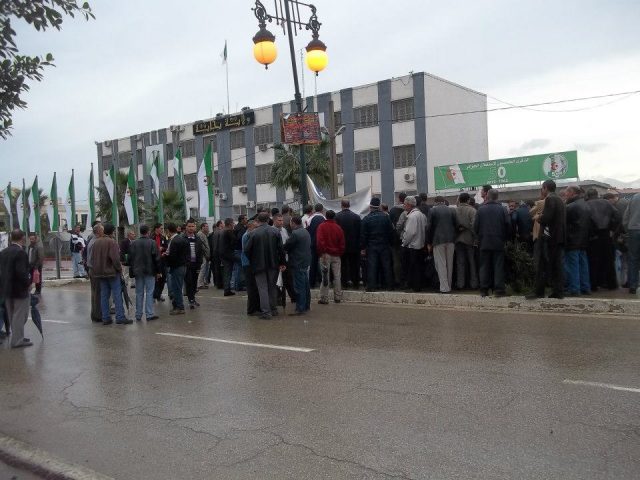 Béjaïa: Des habitants de trois villages assiègent la wilaya