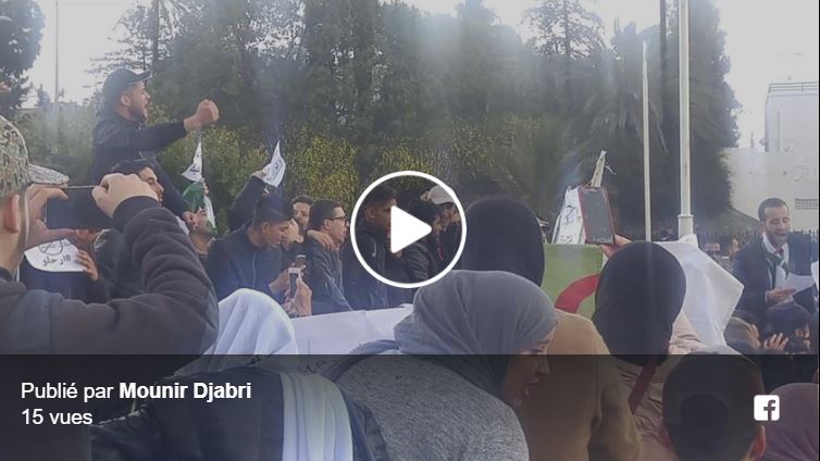 Vidéo: manifestation des étudiants de la faculté des Sciences de l’Information et de la Communication contre le 5e mandat