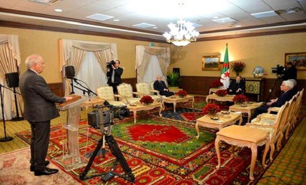 Le président du Conseil constitutionnel Tayeb Belaiz prête serment devant le président Bouteflika