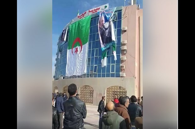 [vidéo] elle a été prise d’assaut, ce matin, par une foule immense: L’APC de Khenchla obligée de retirer un portrait de Bouteflika