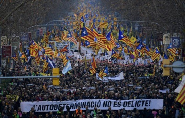 Plus de 200.000 manifestants à Barcelone contre le procès des indépendantistes