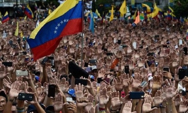 Des milliers de Vénézuéliens défilent à Caracas pour la défense de la paix