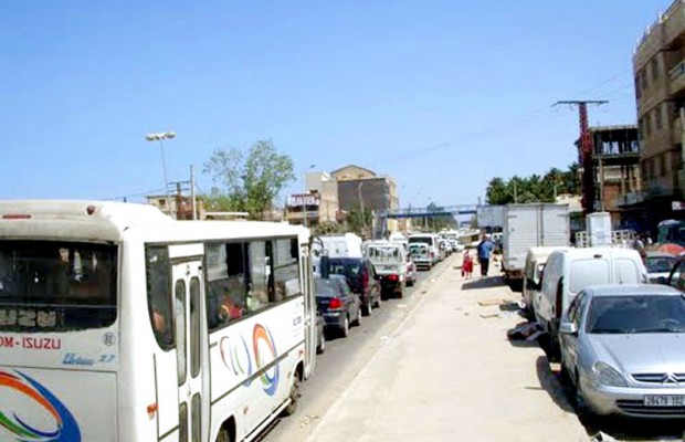 Guelma: Un nouvel arrêt de bus complique la circulation devant le lycée Ben-Mahmoud