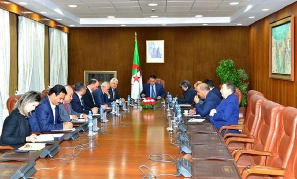 Bouchareb se réunit avec les groupes parlementaires sur les mesures relatives aux séances consacrées à la Déclaration de politique générale