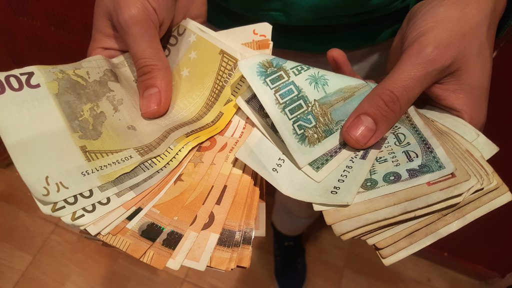 Bouira: un atelier de fabrication de faux billets découvert dans le logement de fonction d’un directeur d’école primaire