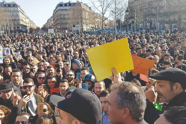 Rassemblement de centaines d’algériens à Paris