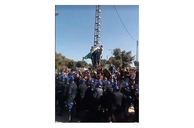 Des slogans contre le 5e mandat ont été scandés : Le meeting d’Amara Benyounès à Chlef perturbé (vidéo)